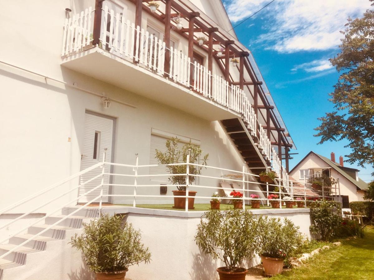 Lelle -Kert Apartman 03 Balatonlelle Exterior foto